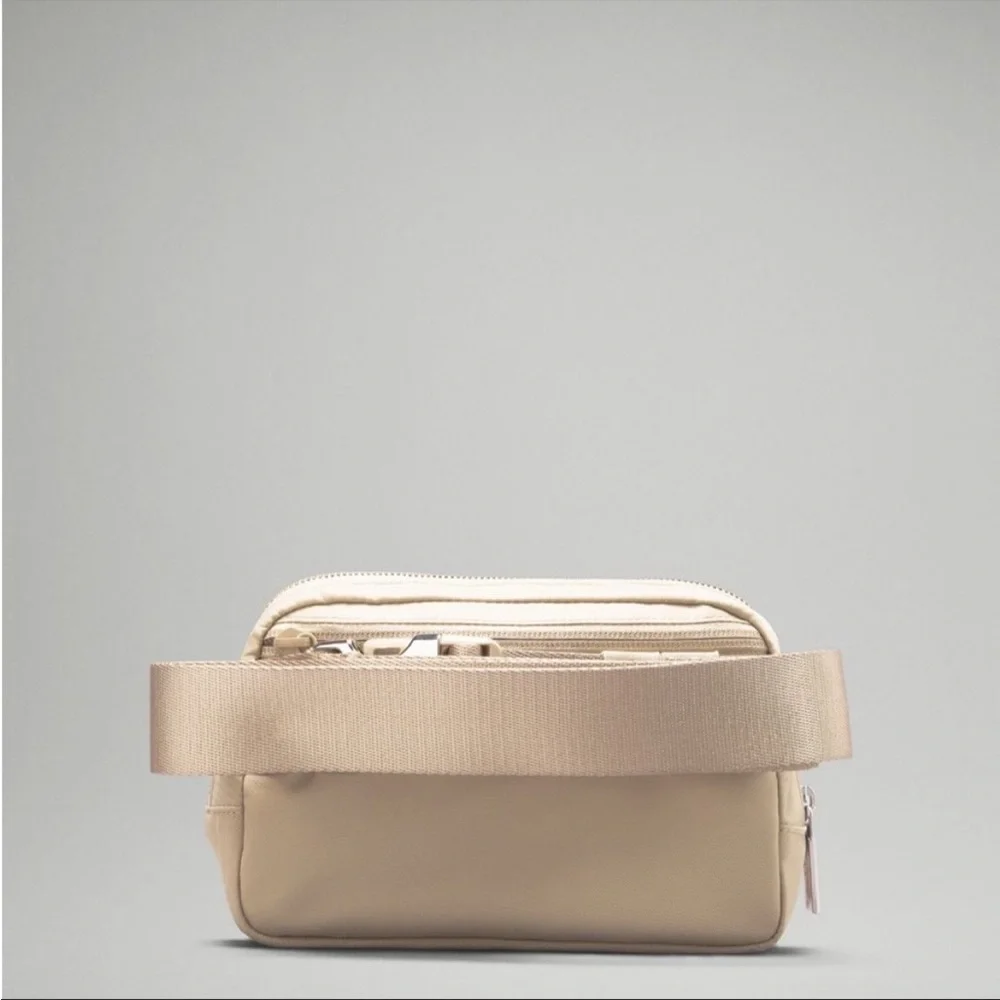 🚨🚨SOLD🚨🚨Lululemon belt bag trench with opal logo NWT - Picture 3 of 13